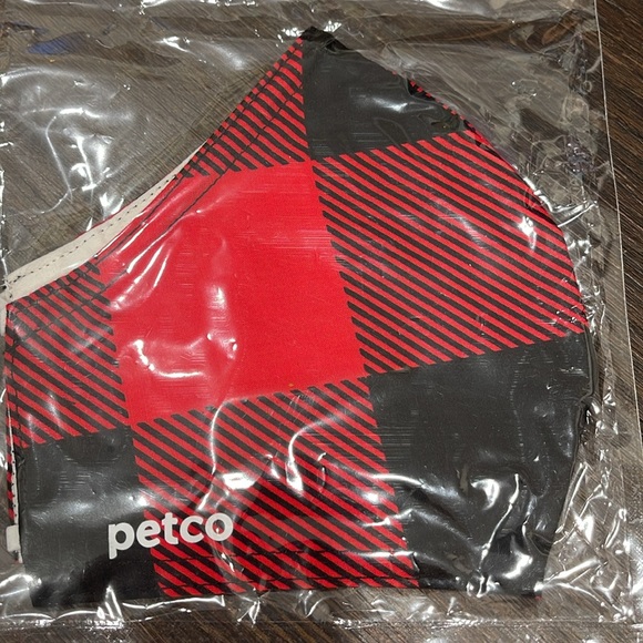 Holidays Face Mask. NWT. 100% Cotton. *Benefits Animals* - Picture 3 of 5